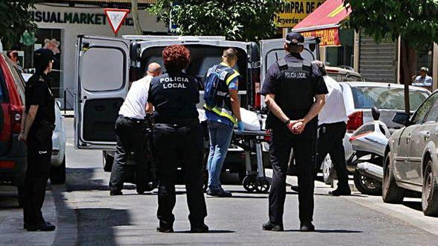 Personal de la funeraria trasladan uno de los cadáveres, ayer, en Córdoba.