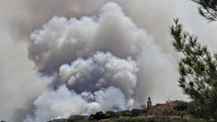 Continúan las labores de extinción del incendio en la Vall d&#039;Ebo