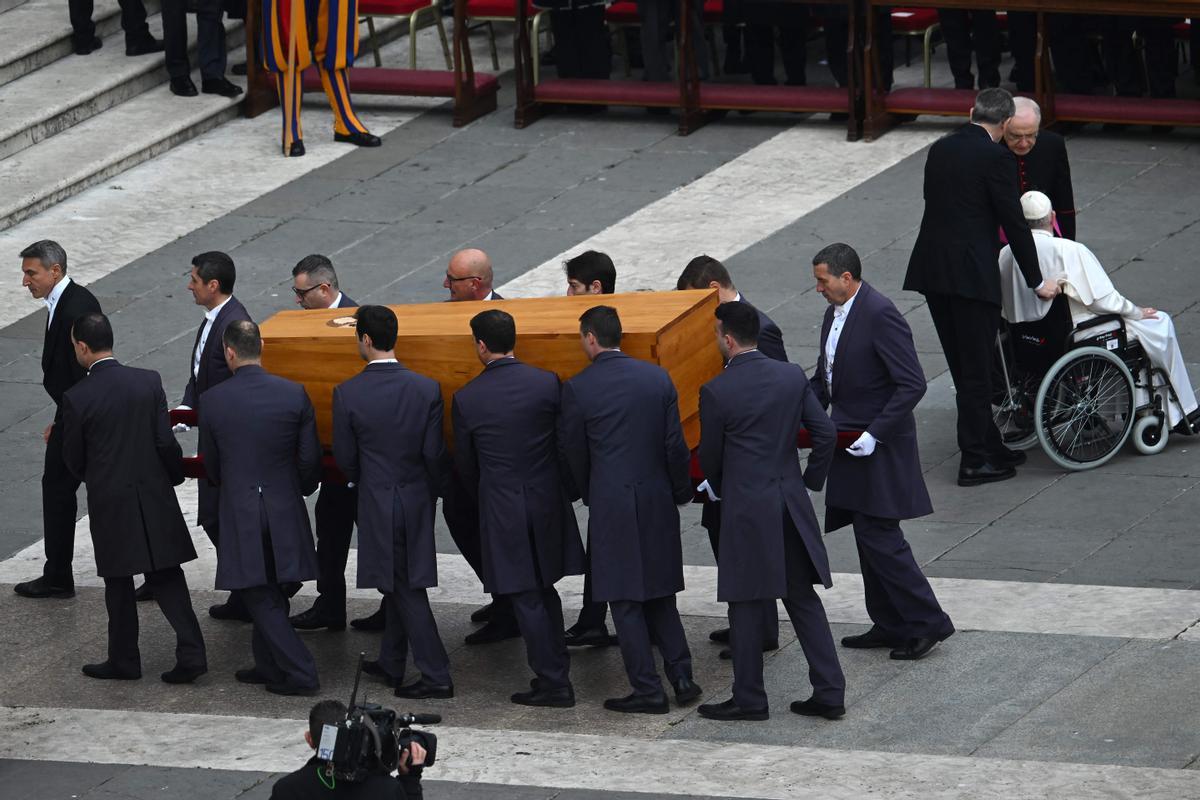El Papa Francisco sale mientras los portadores del féretro se llevan el ataúd del Papa Emérito Benedicto XVI al final de su misa fúnebre en la plaza de San Pedro.