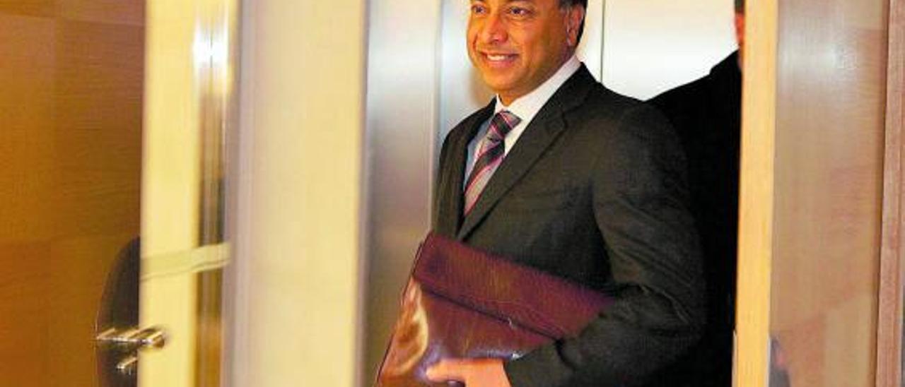 Lakshmi Mittal (arriba) y Bernardo Valázquez,  consejero delegado de Acerinox | ‘activos’