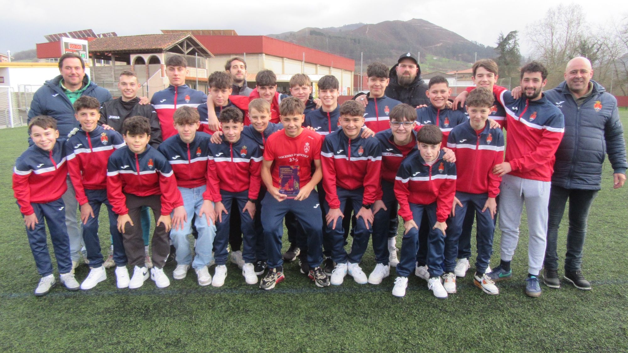 Los equipos regional, juvenil e infantil del Cánicas AC brindan sus trofeos a la afición