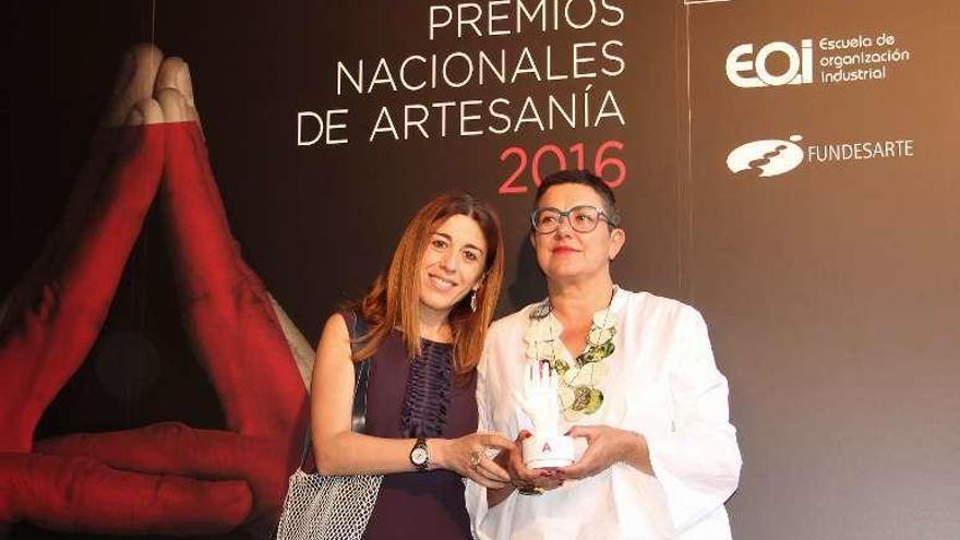 La directora de Comercio e Consumo, Sol Vázquez, y la gerente de la Fundación Artesanía de Galicia, Elena Fabeiro, con el premio.