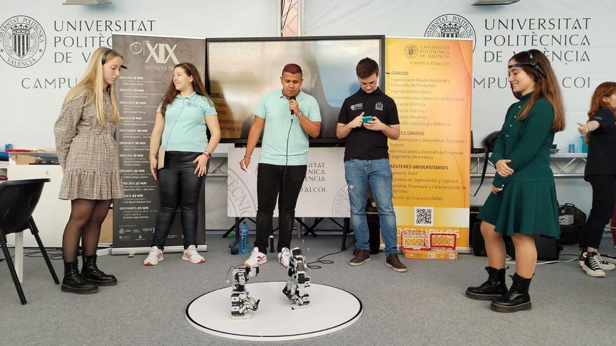 Estudiantes de la UPV de Alcoy controlan un robot con ondas cerebrales