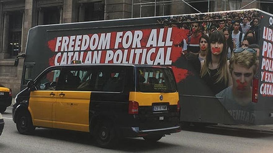 El autobús de la campaña de Òmnium Cultural.