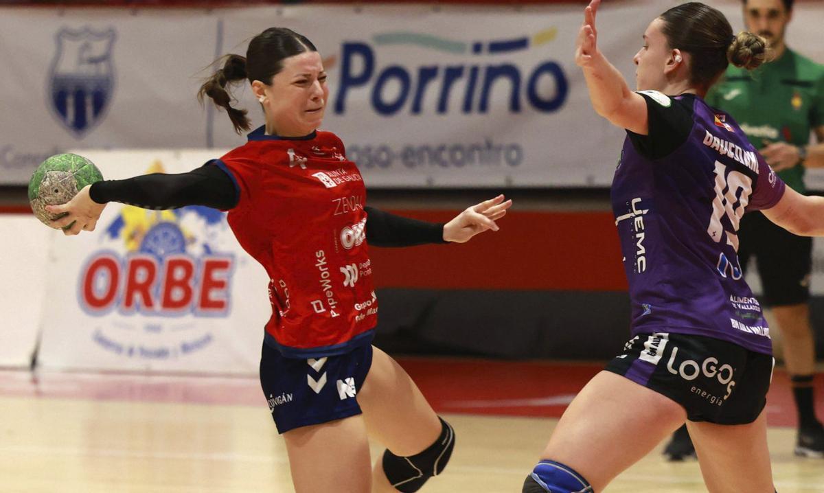 Caro Bono lanza a portería durante el último partido en Porriño. | JOSE LORES