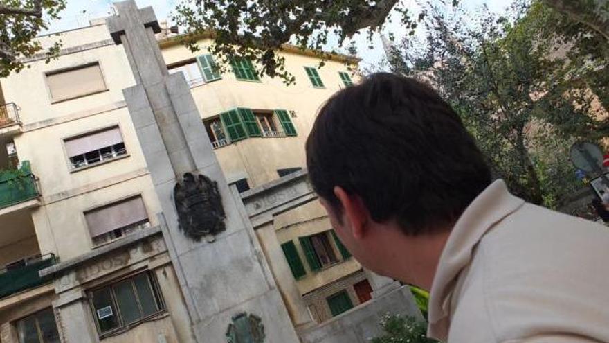 Imagen del polémico monumento a los Caídos de Sóller con la cruz que lo jalona.