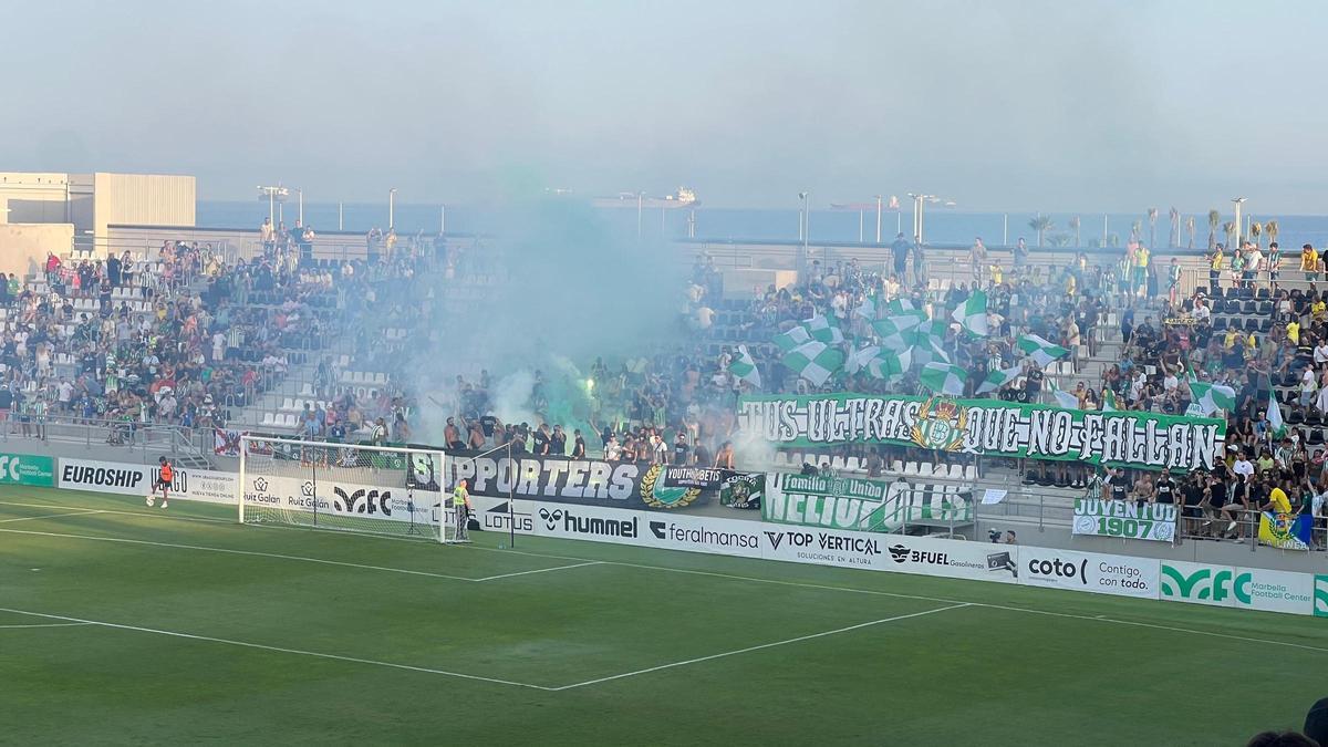 Bengalas verdes y blancas en la grada donde se ubicaron los Suporters del Betis