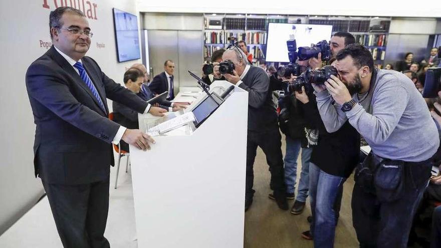 Ron (izda.), en su última comparecencia como presidente del Banco Popular, ayer, en Madrid. // Efe