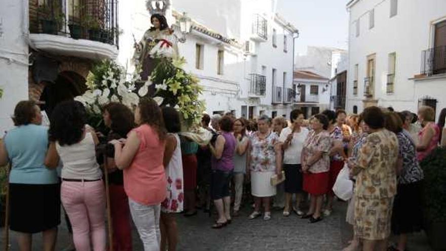 Decenas de fieles arroparon a sus vírgenes en el momento del cambio.