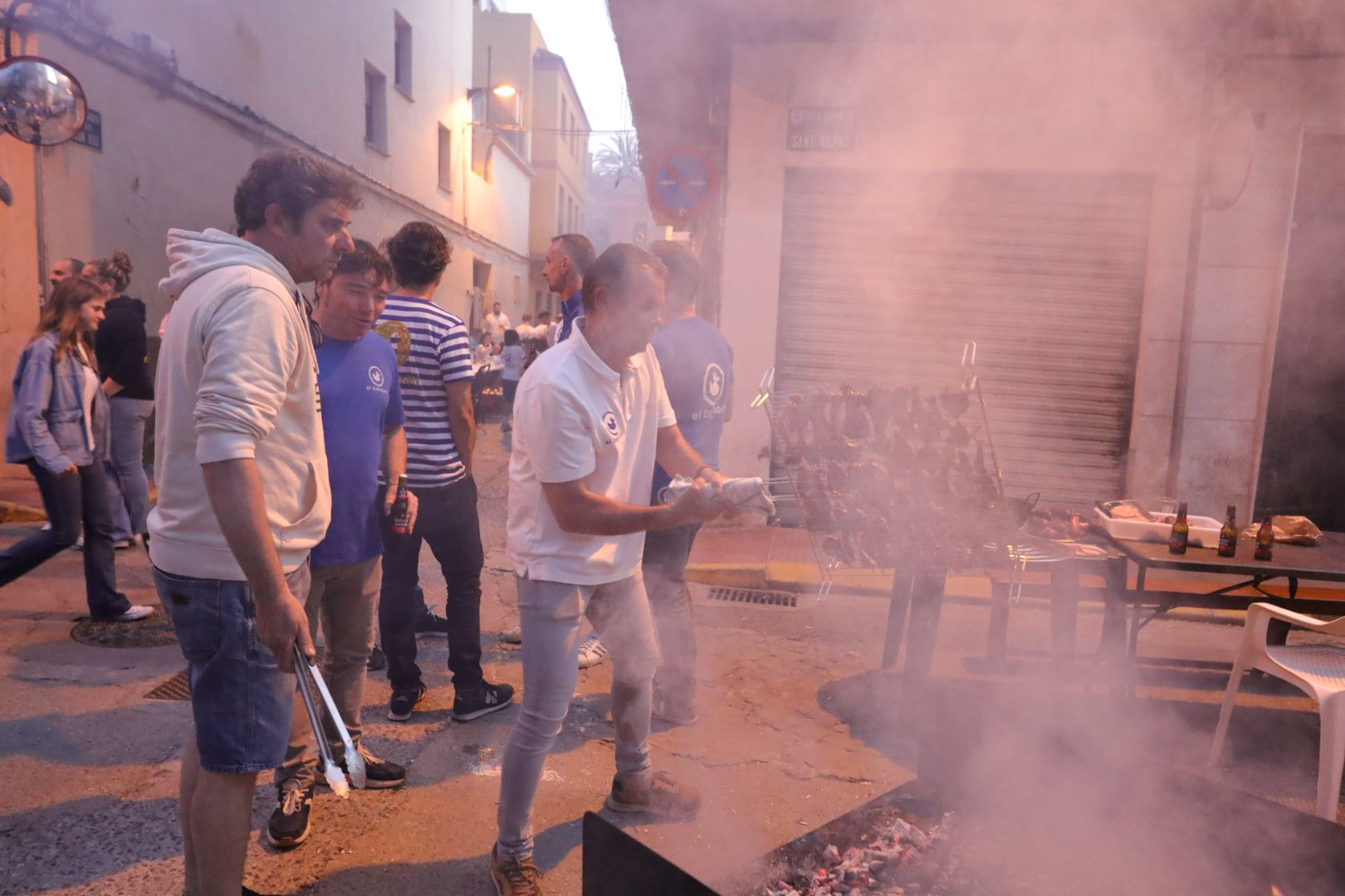 FOTOGALERÍA I Las imágenes de la Nit de la Xulla y del encuentro de elaboración de allioli de las fiestas de Vila-real