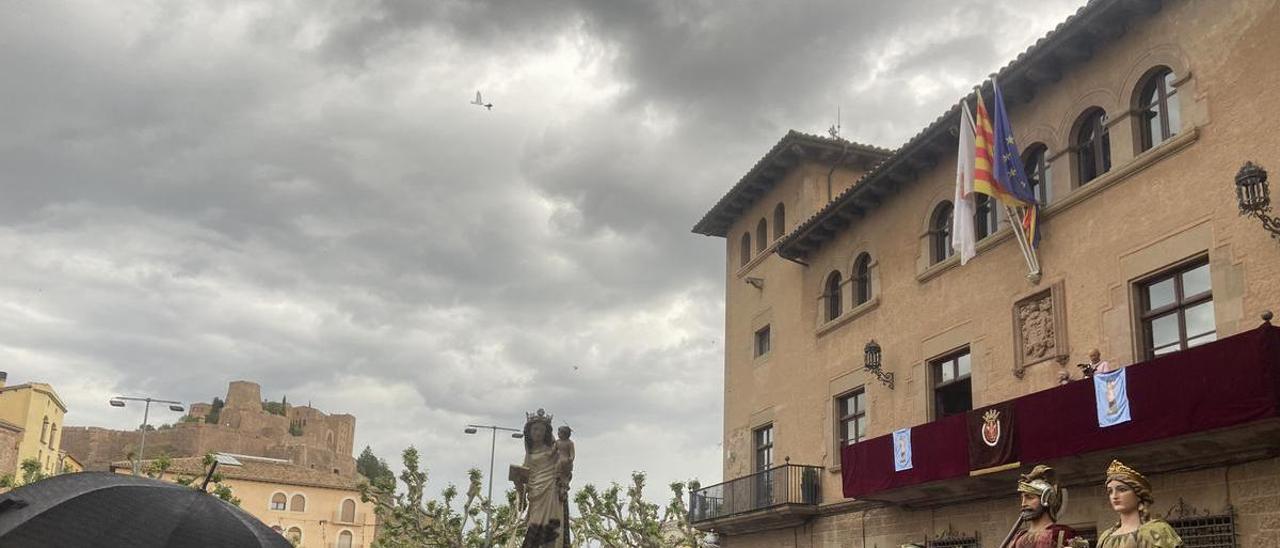 La processó celebrada a Cardona amb algun paraigües per la pluja