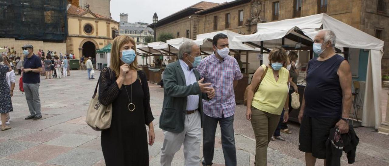 Mercado ecológico en la plaza de la Catedral de Oviedo