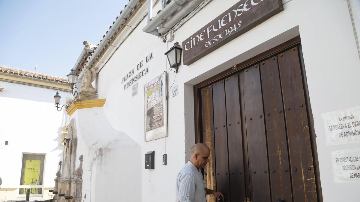 Antonio Amil, en la puerta del cine de verano Fuenseca.