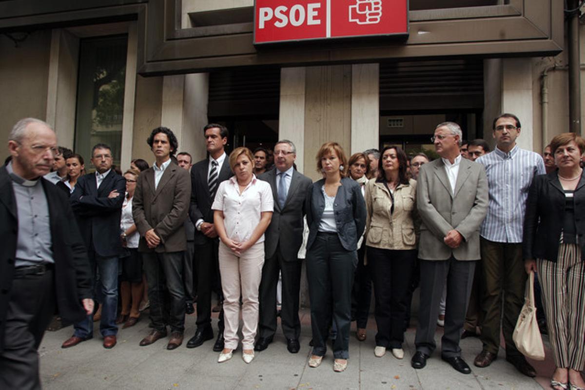 Minuto de silencio en la sede del PSOE de Ferraz, en Madrid, el 22 de septiembre del 2009, en repulsa contra el atentado en el que murió un militar de Santoña. Junto a Zerolo, Pajín, Valenciano, Blanco, Caldera y López-Aguilar.