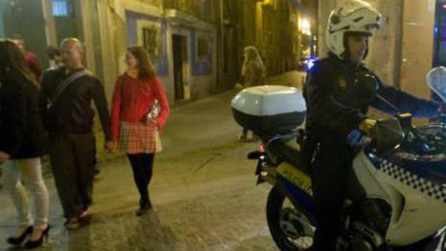 Un agente de la patrulla antibotellón en el Casco Antiguo.