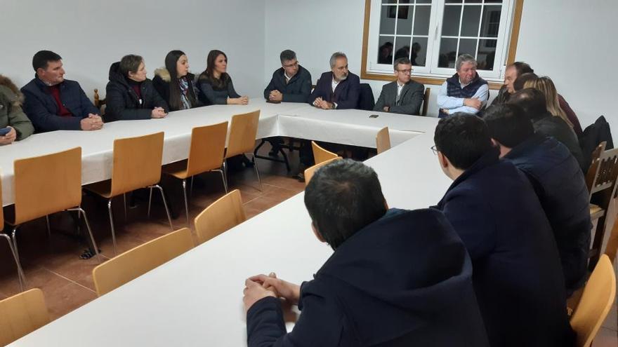 Rueda durante la reunión con el PP de Agolada.