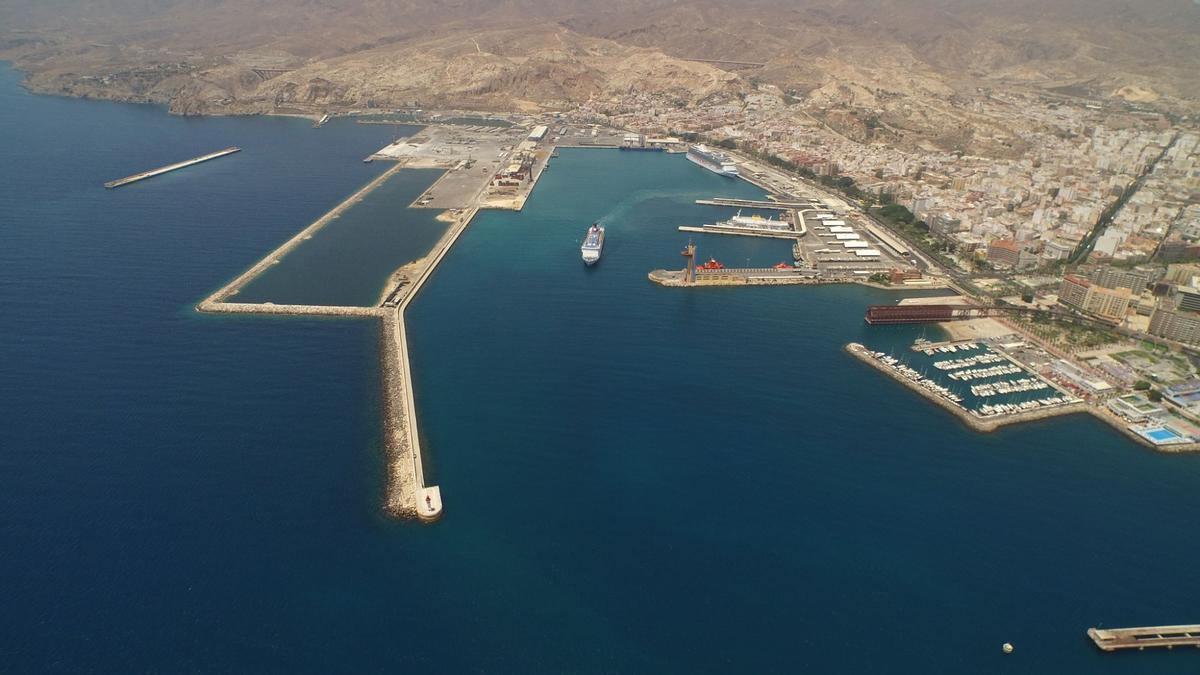 Panorámica del dique exterior y el muelle de Pechina en el puerto de Almería
