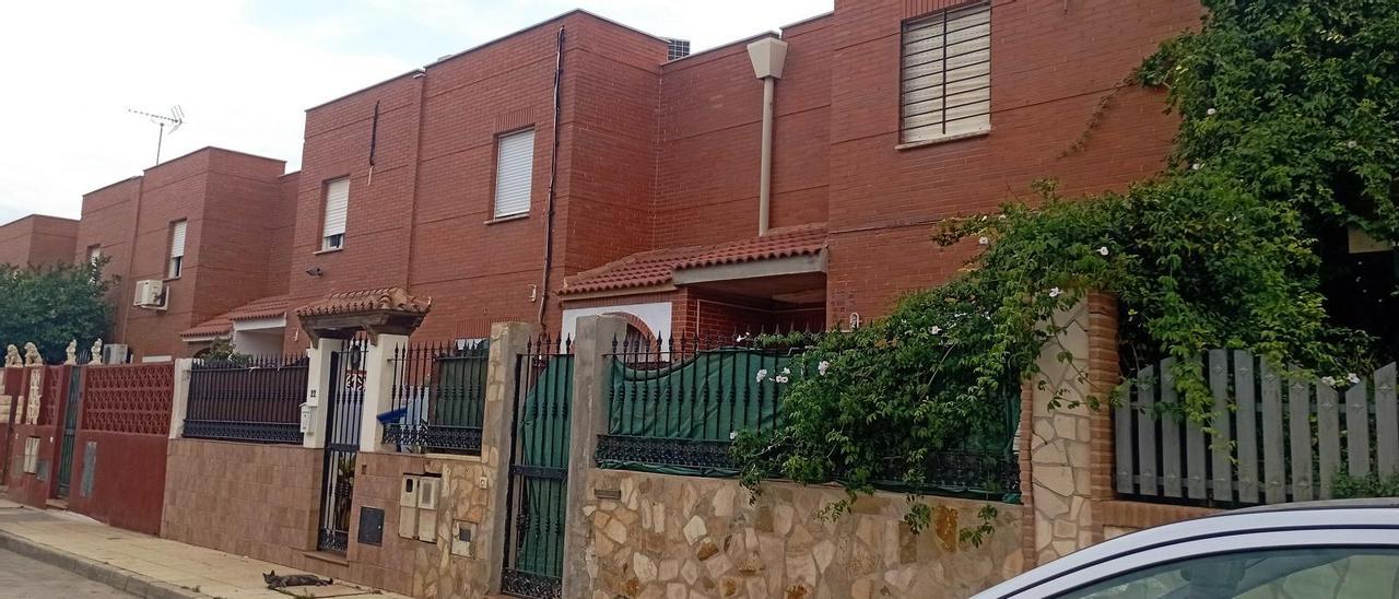 La vivienda cerrada desde hace años se encuentra en la calle Gonzalo de Ayora número 20, en la promoción de viviendas sociales de La Noria, en Churriana.