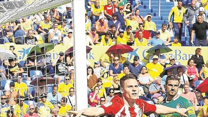 El Atlético golea a Las Palmas para seguir tercero