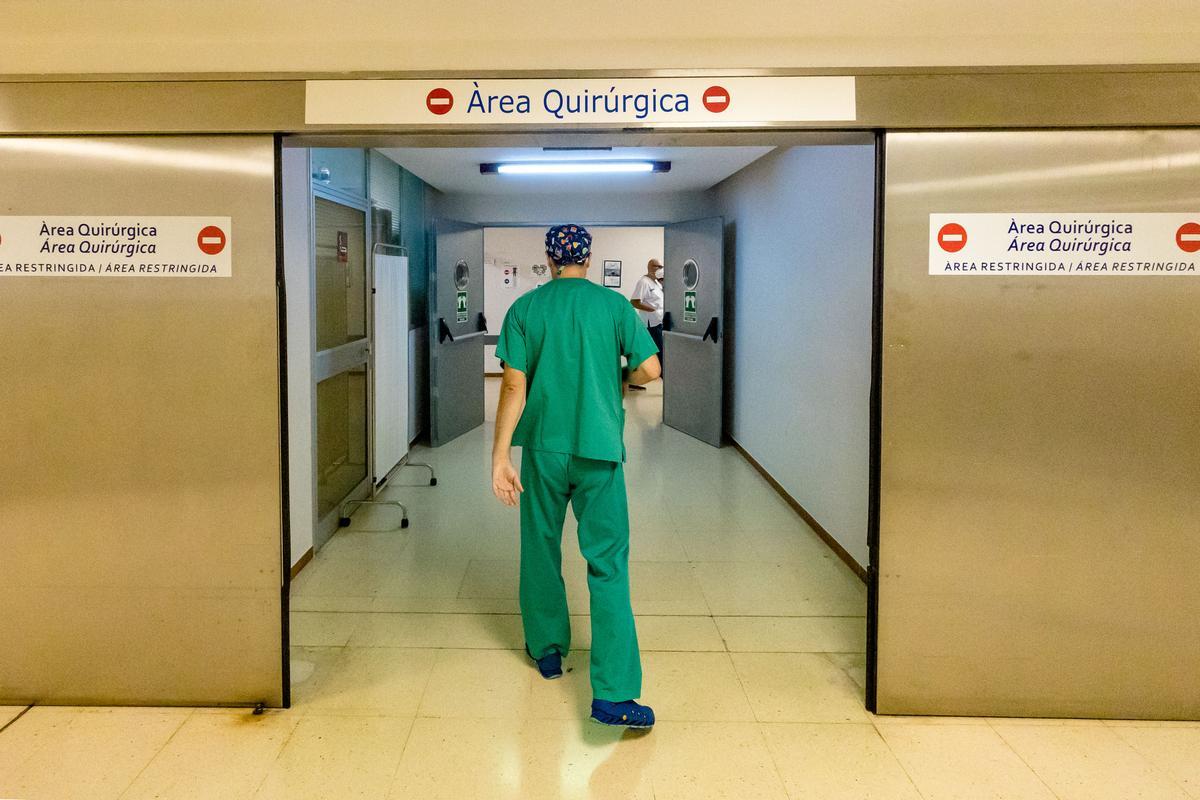 Zona de acceso a los quirófanos del Hospital, cuya actividad desciende en verano por la reducción de operaciones programadas.