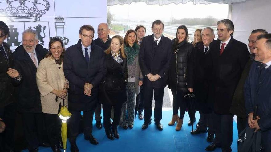 Foto de familia tras la inauguración de la ampliación de la AP-9 en Santiago. // Xoán Álvarez