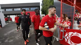 Calurosa bienvenida de la afición del Sporting a Pablo Vázquez: los mil de Mareo, primera lesión y otro aparte de Garitano