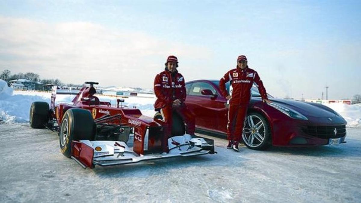 Fernando Alonso y Felipe Massa posan, junto al F2012, ayer en un nevado Maranello.