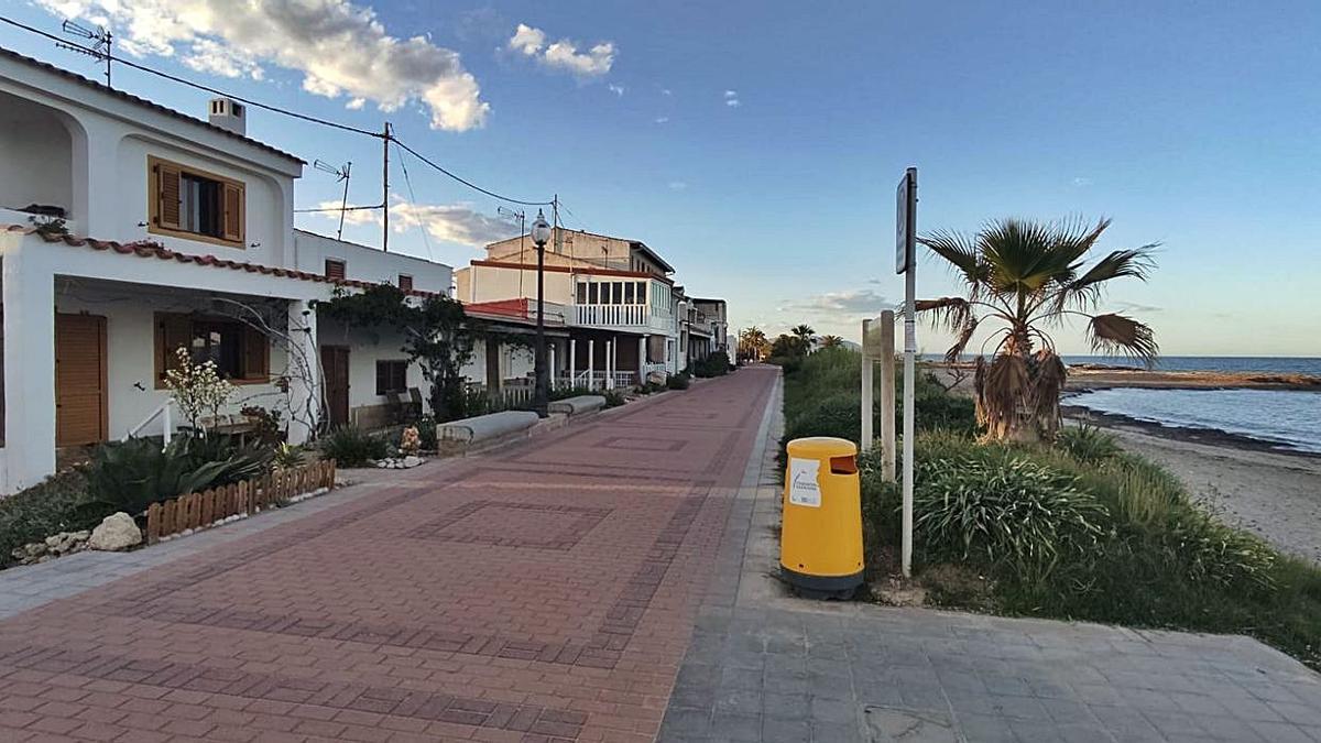 Las típicas casas del poblado marítimo de Torre la Sal en Cabanes corren peligro de ser derribadas. | MEDITERRÁNEO