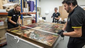 Traslado de ’Jesús entre els doctors de la Llei’, tabla del retablo mayor del monasterio de Sijena que viaja del MNAC al Museu de Lleida. 