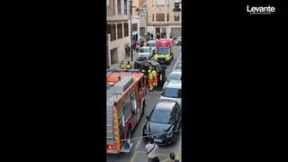 Un conductor pierde el control de su coche, lo vuelca y acaba chocando contra otros vehículos en Ontinyent