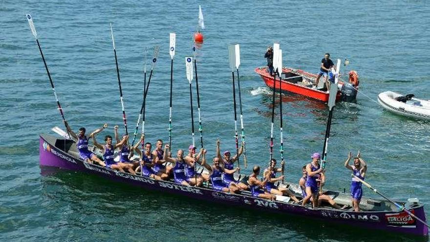 Los remeros de Santurtzi festejan su victoria. // Gonzalo Núñez