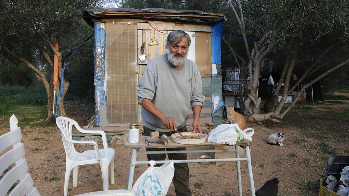Der ehemalige Schreiner Javi ist einer der Bewohner der Barackensiedlung in der Nähe des Son Serra Parks.