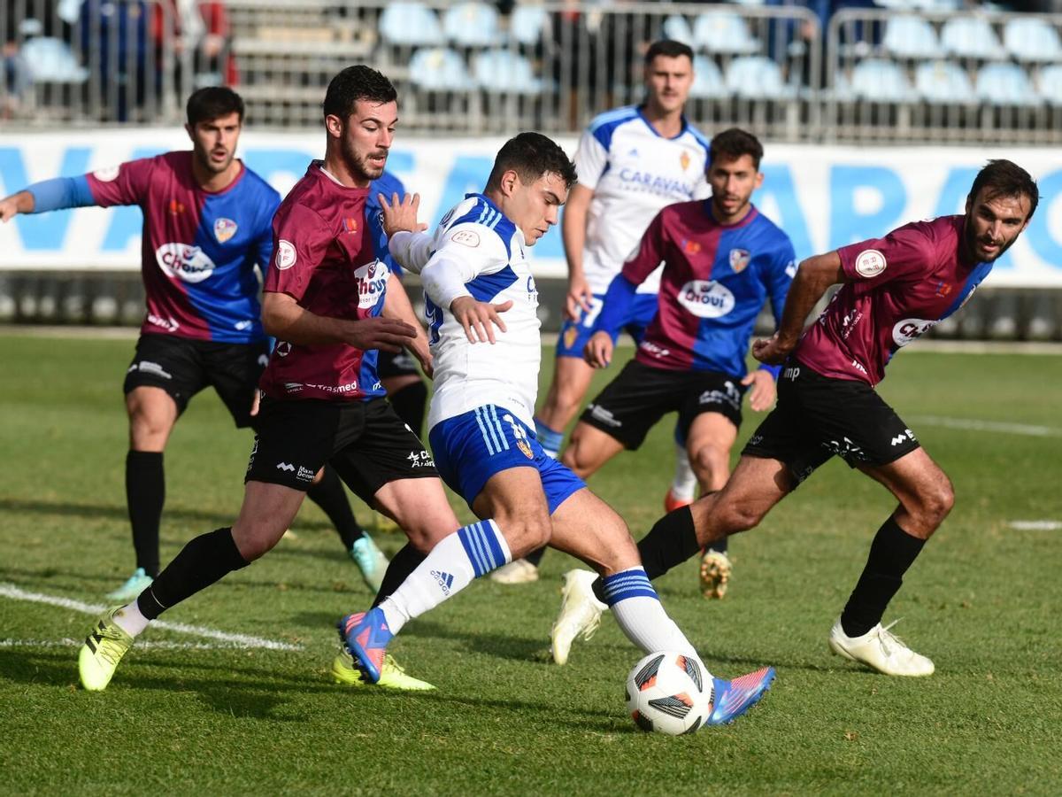 Raúl Rubio tratando de disparar a portería en el duelo contra el Alzira. FÚTBOL . PARTIDO