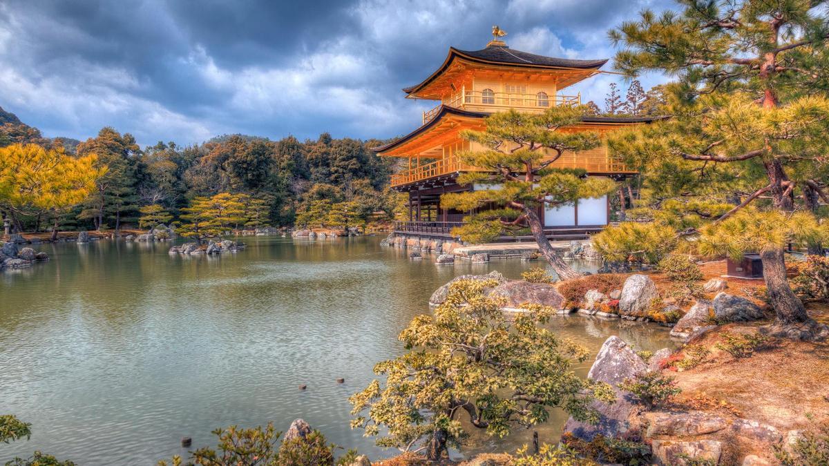 Pabellón dorado, Japon