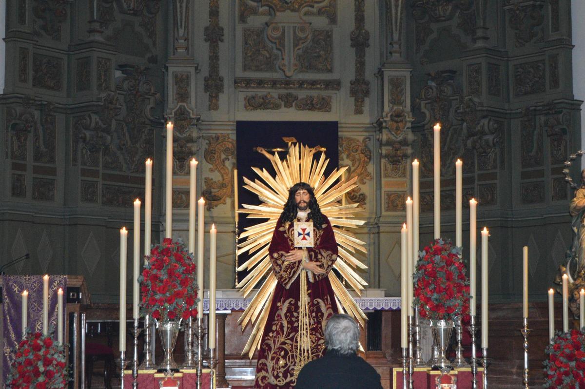 "Siempre se cumple uno": la fe de las tres monedas en el Cristo de Medinaceli