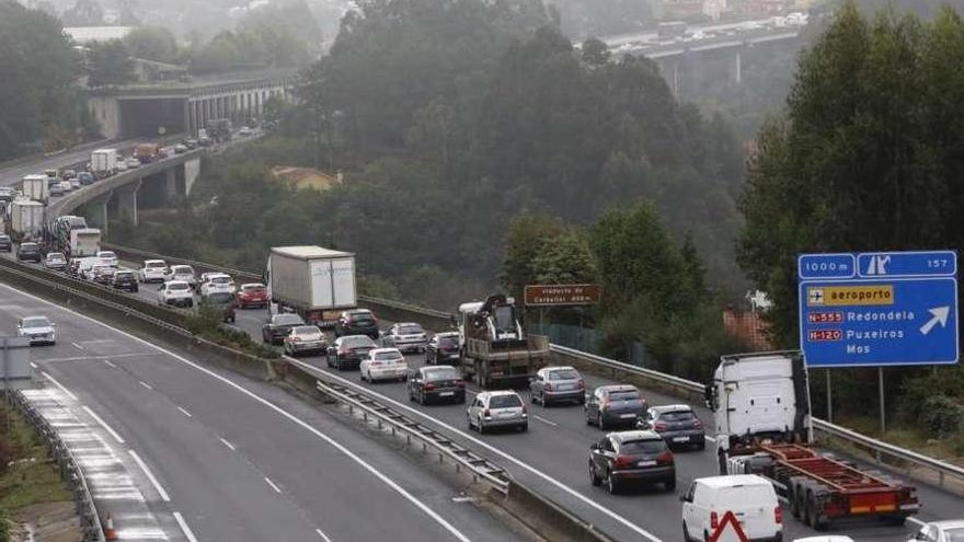 Atasco en la autopista ayer por la mañana a causa de la apertura de Conxemar. // Ricardo Grobas