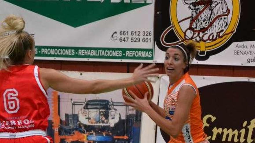 Laura Quevedo, ante Shelby Cheslek, del Universitario Ferrol.