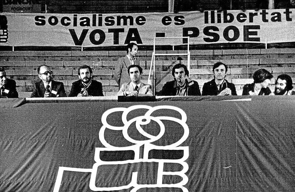 Acto electoral del PSOE en 1977 con Felipe Gónzalez. A su lado, Félix Pons y Ramón Aguiló.