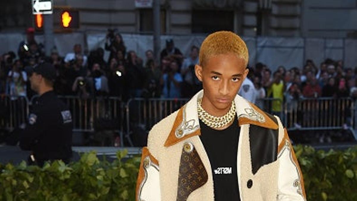 Jaden Smith posa con su disco de oro en la Gala Met