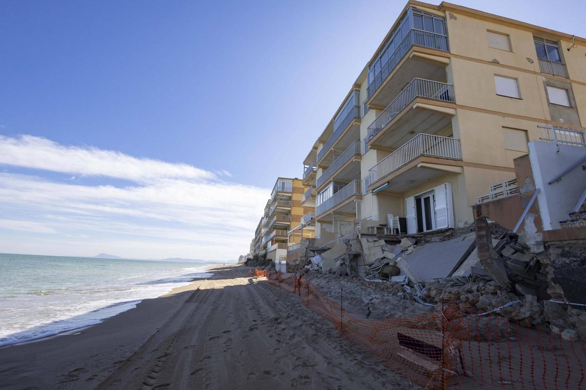 Varias terrazas caídas sobre la arena en la playa de Tavernes tras el último temporal.