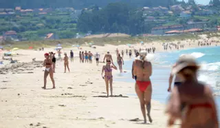 Las Banderas Azules en peligro: Menos socorristas de los necesarios en las playas de Arousa
