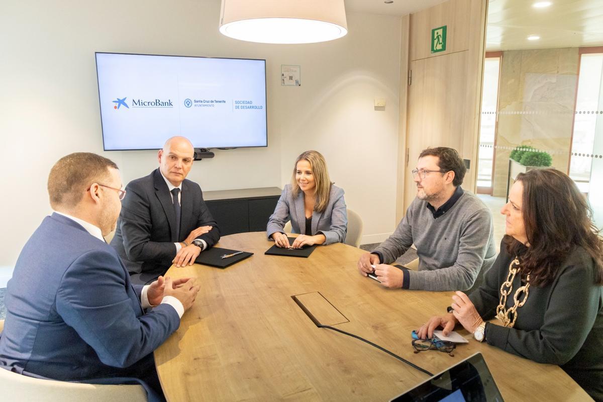 Firma del convenio de colaboración entre la Sociedad de Desarrollo de Santa Cruz y MicroBank.