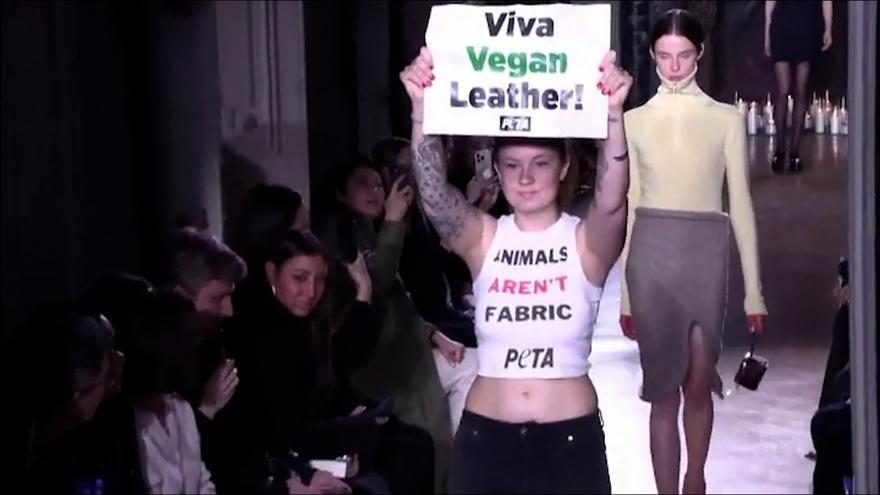 Este es el momento en el que activistas de PETA interrumpen el desfile de Victoria Beckham en París