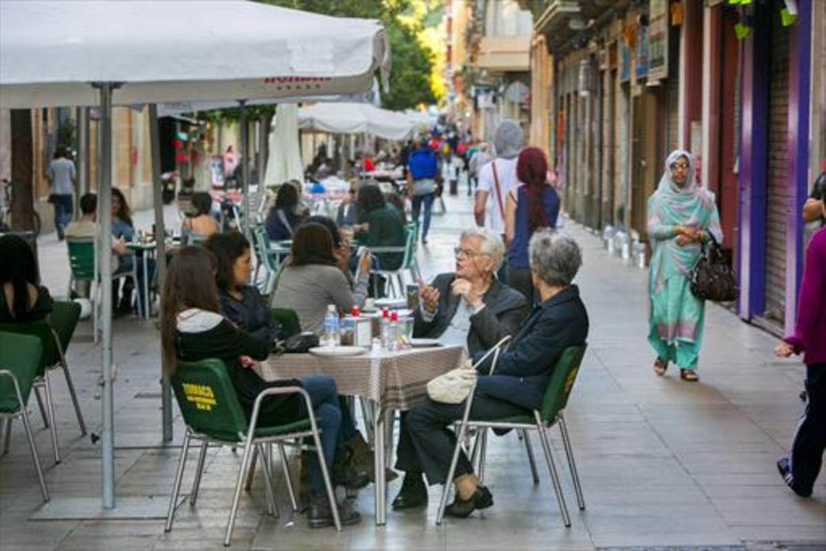 Terrazas que ocupan la calle de Blai, en el Poble Sec.