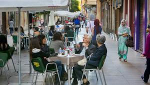 Terrazas que ocupan la calle de Blai, en el Poble Sec.