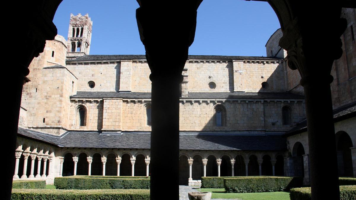 Pla general d'una part del claustre de la catedral de Santa Maria de la Seu d'Urgell on es veu en primer terme les columnes i el pati interior i part de les construccions del conjunt al fons, el 4 d'agost de 2019 (Horitzontal).