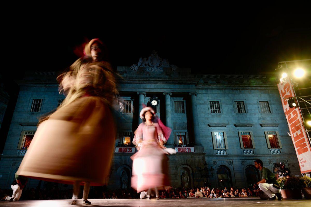 Toc d’inici de la Mercè 2025, gigantes y bestias en la plaza Sant Jaume de Barcelona