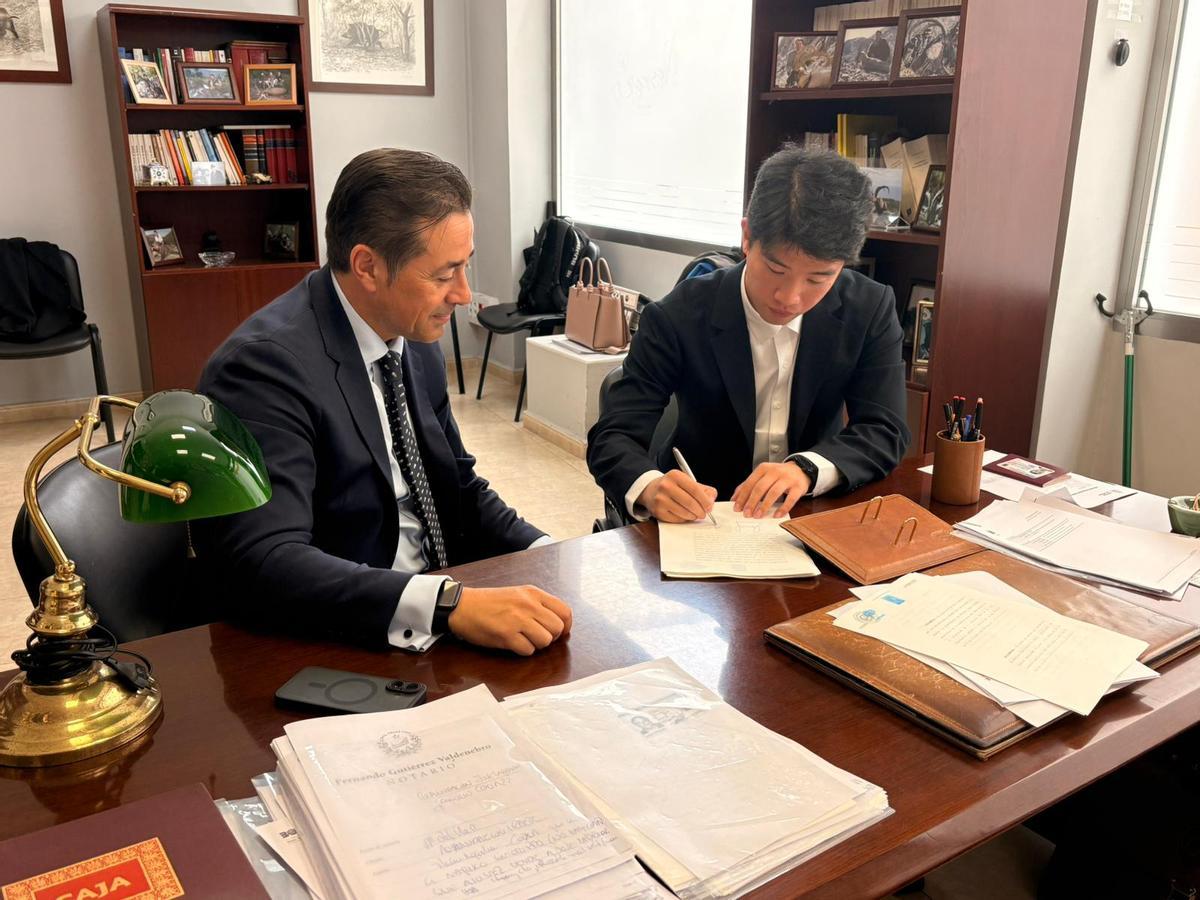 Un representante de Hunan Yuneng firma la compra del suelo para la futura fábrica de cátodos en Mérida.