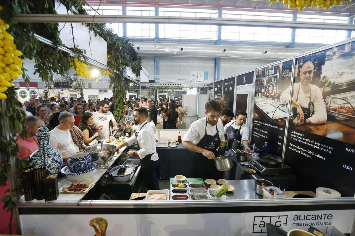 Este rincón brinda la oportunidad de probar tapas de chefs con estrellas Michelin y Soles Repsol.