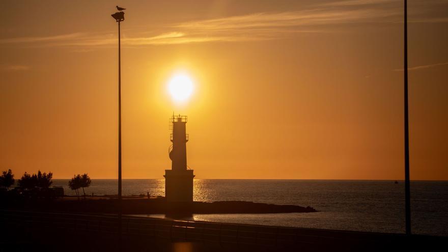 El sol cayendo tras el
faro de la Savina, en una
imagen tomada el 5 de
mayo de 2021. CAT